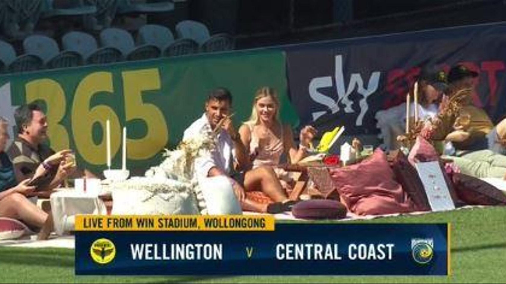 Australie : des supporters passent la Saint-Valentin... au bord du terrain !