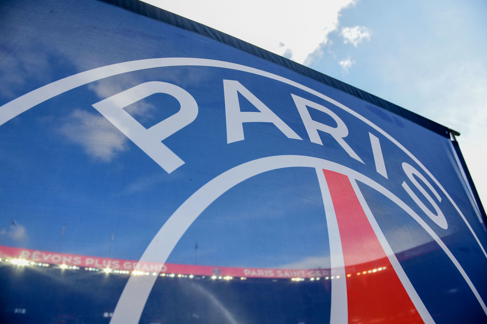 Des supporters parisiens déploient une banderole insultant Shakira, le PSG prend sa défense