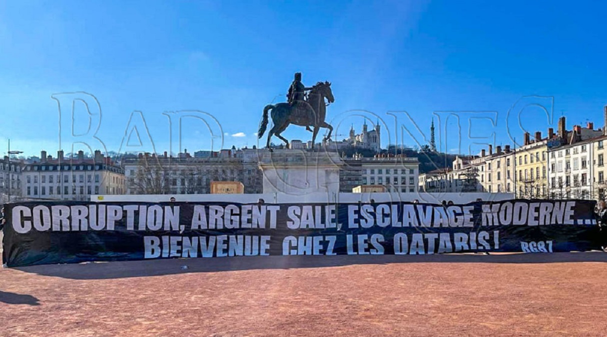 Une banderole anti-Qatar déployée à Lyon avant le match contre le PSG