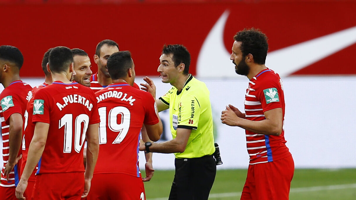 Séville-Grenade : l&#039;arbitre siffle la fin du match plus tôt et rappelle les joueurs sur le terrain !