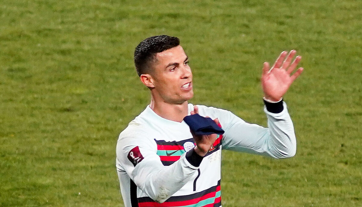 Le brassard de Cristiano Ronaldo vendu 64.000 euros pour financer les soins d&#039;un bébé malade