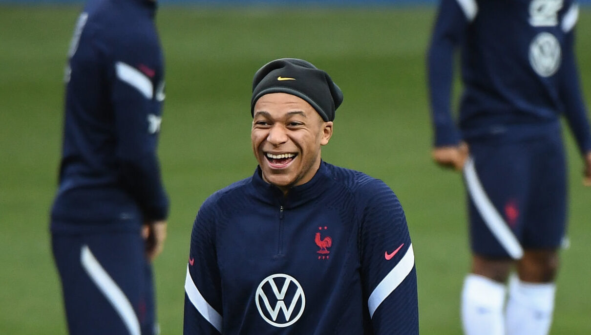 Kylian Mbappé remet un trophée peu flatteur à un jeune coéquipier du Paris Saint-Germain