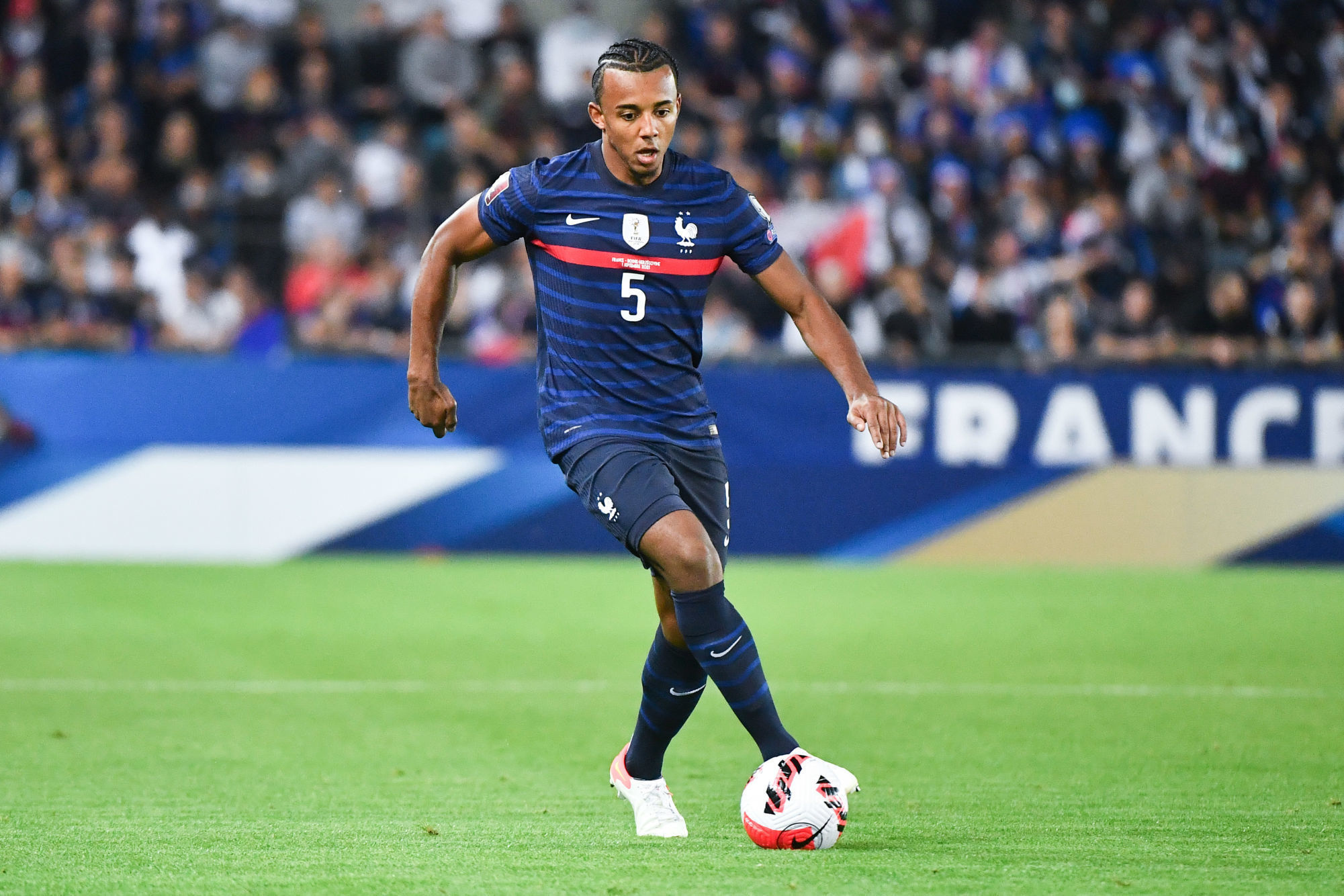 Jules Koundé : Biographie, salaire, vie privée... Tout savoir sur le défenseur des Bleus !