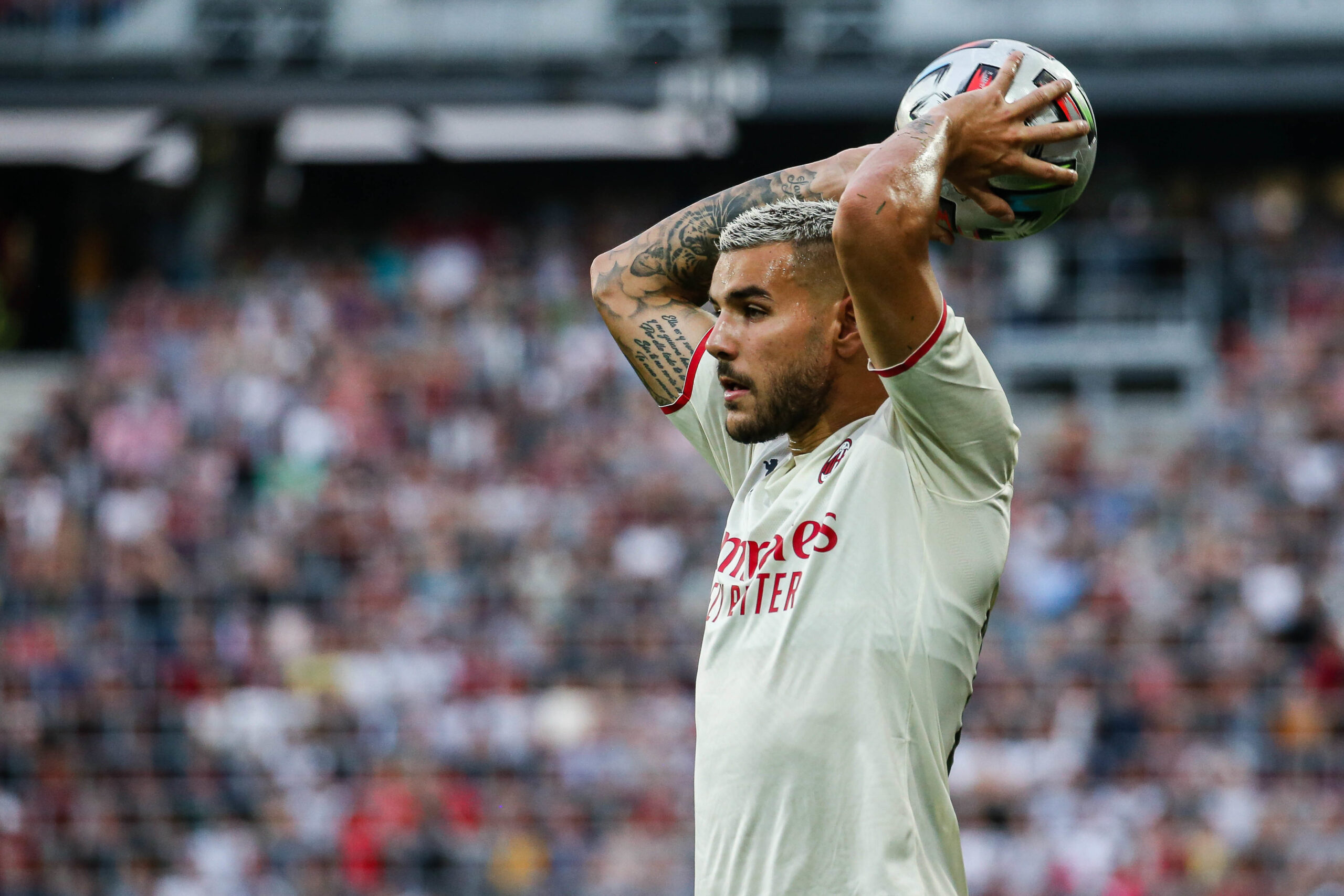 Théo Hernandez : Biographie, salaire, vie privée : Tout savoir sur le latéral de l&#039;AC Milan !