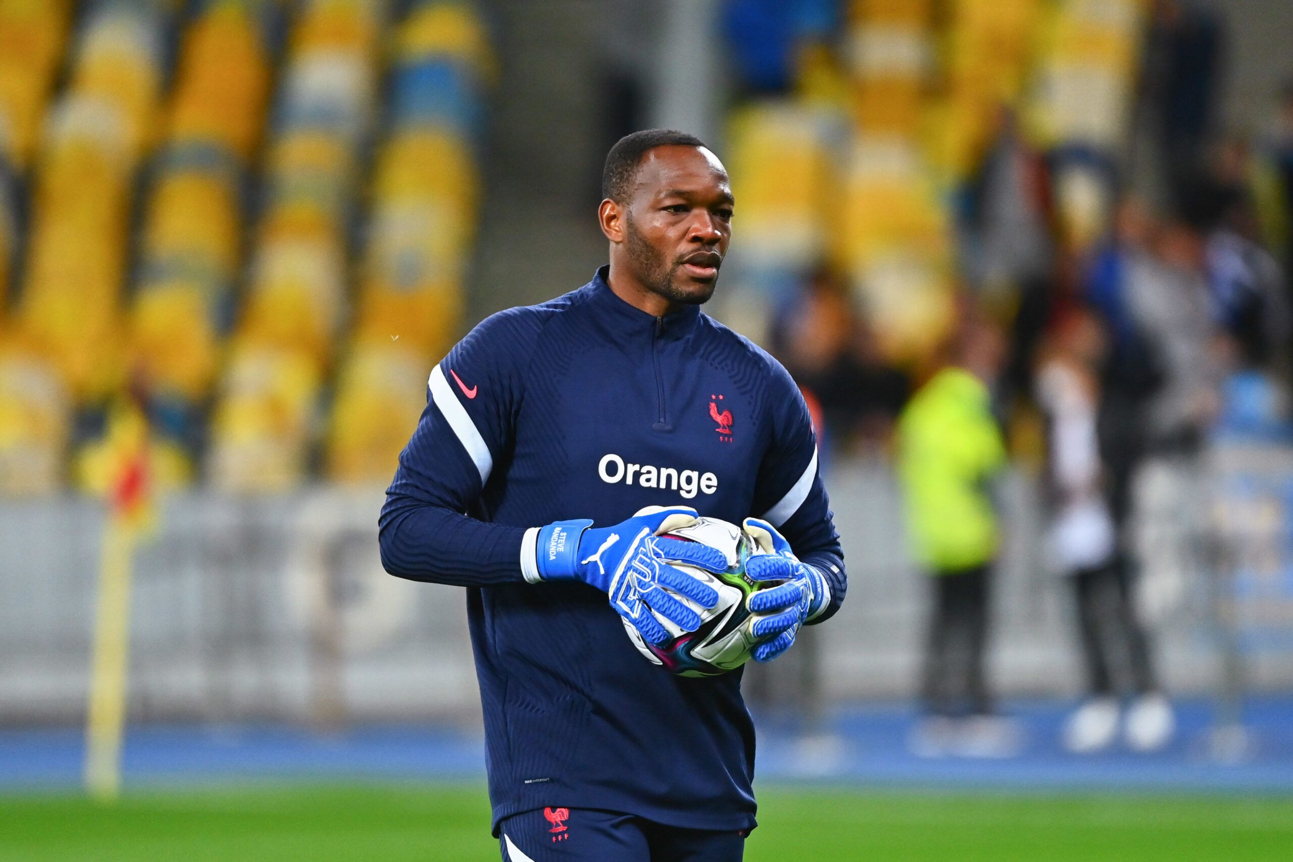 EdF : blessé, Mike Maignan est remplacé par Steve Mandanda