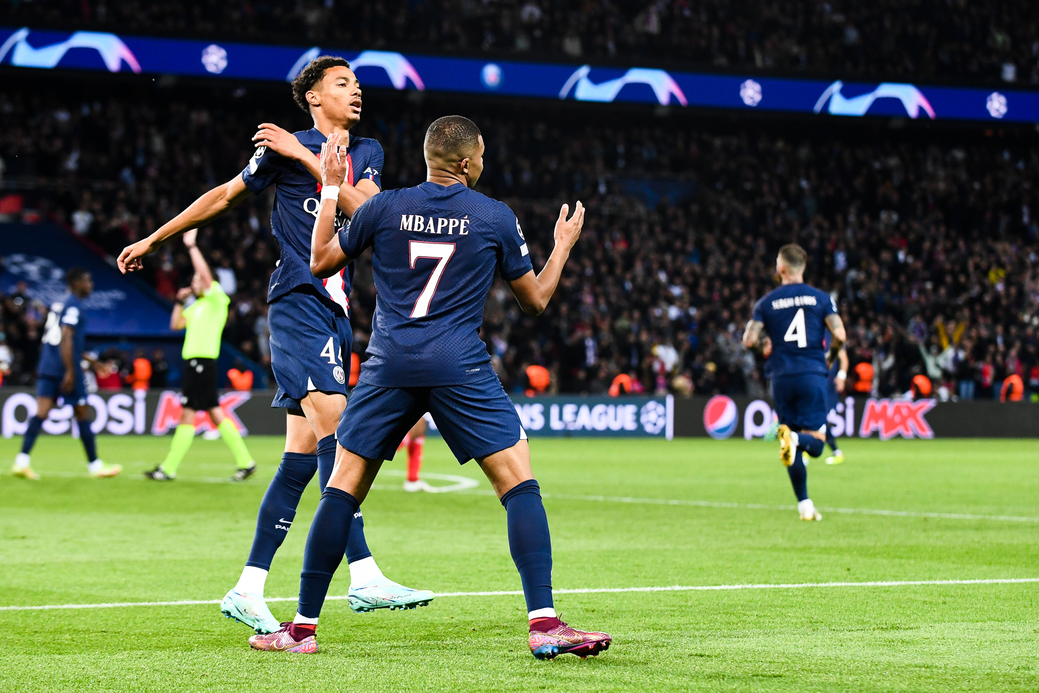 PSG : Hugo Ekitike va remplacer Kylian Mbappé en son absence