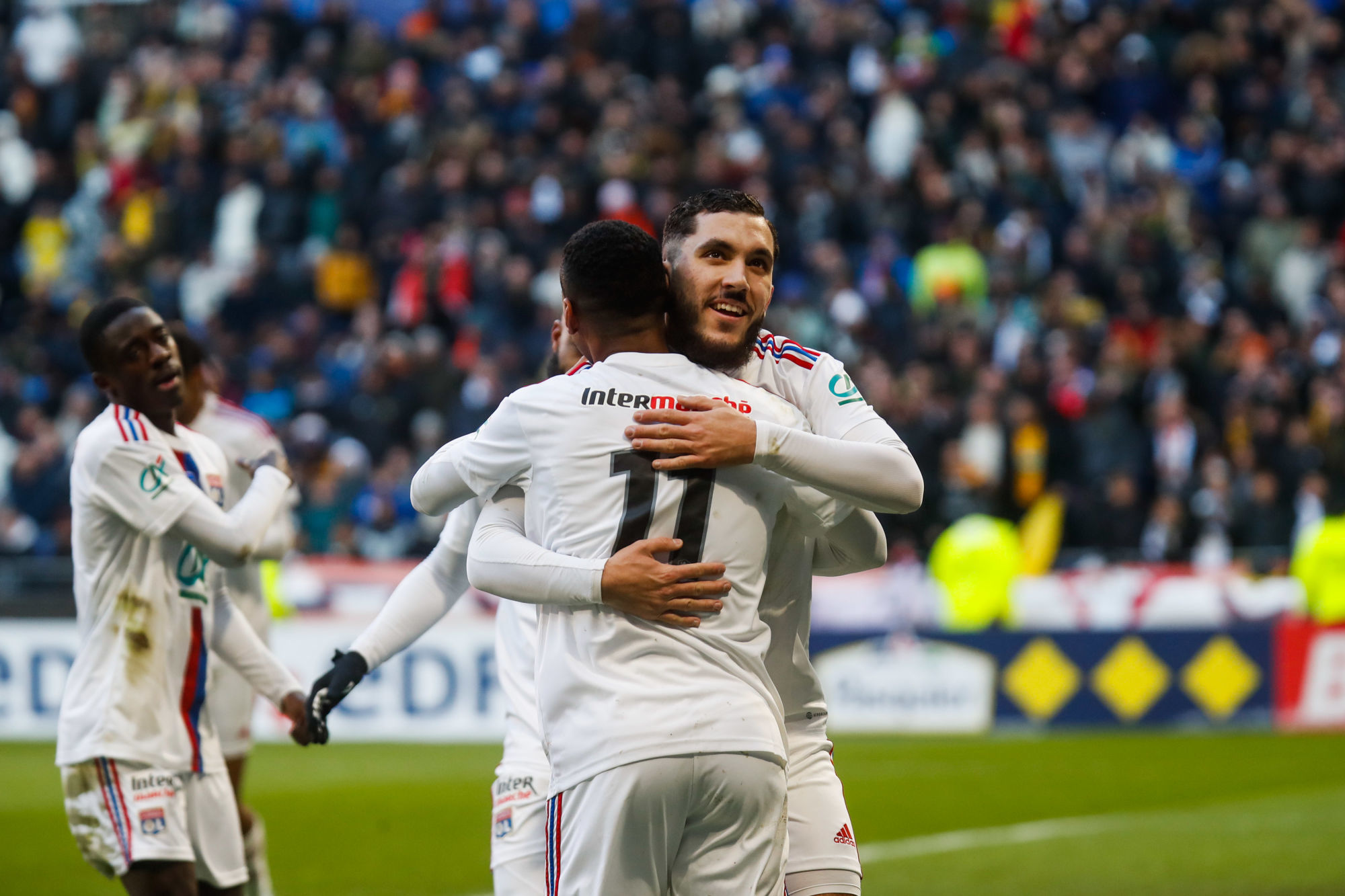 CdF (16e) : grâce à un triplé de Lacazette, l&#039;OL file en huitièmes