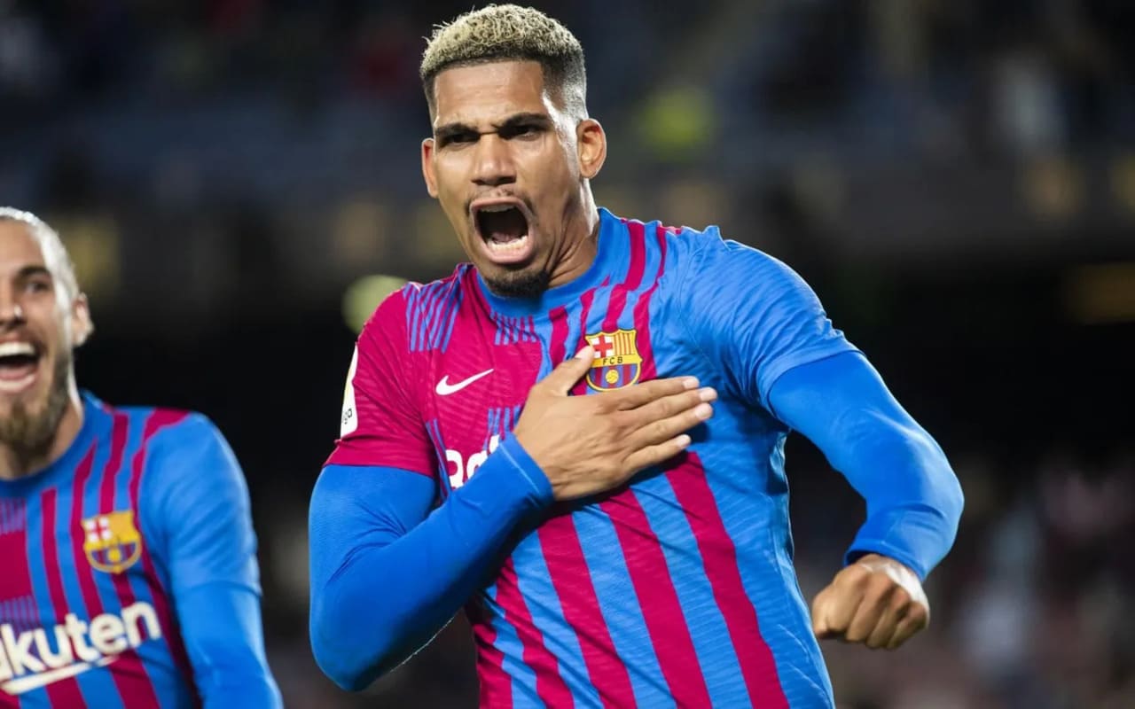 Ronald Araujo (FC Barcelone), direction la Premier League !